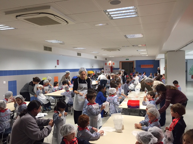 [:es]Escolares de los Padres Blancos elaboran mantecados artesanalmente[:]