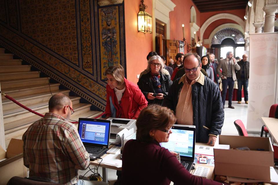 [:es]575 personas acuden a la maratón prenavideña en Cajasol [:en]Ayer se presentaron a donar 575 personas en la Fundación Cajasol. 490 donaron sangre entera y 38 donaron plasma. También se animaron por primera vez 70 donantes. Nuestro agradecimiento a la propia fundación, a Consejo Regulador «Mantecados y Polvorones de Estepa», Robles Restaurantes, Oleoestepa, MLS Sevilla, al Ayuntamiento de Sevilla, a los políticos autonómicos y municipales que se acercaron para dar ejemplo, a todos los medios de comunicación y, por supuesto, a los participantes.[:]