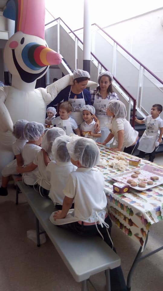 ESCOLARES DE SEVILLA APRENDEN A ELABORAR MANTECADOS