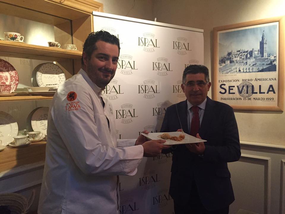 [:es]Cremoso de mantecado de Estepa, crumble con buñuelo de chocolate y caramelo de Aceite[:]