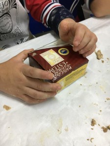 Taller elaboración primer mantecado en el día de la infancia