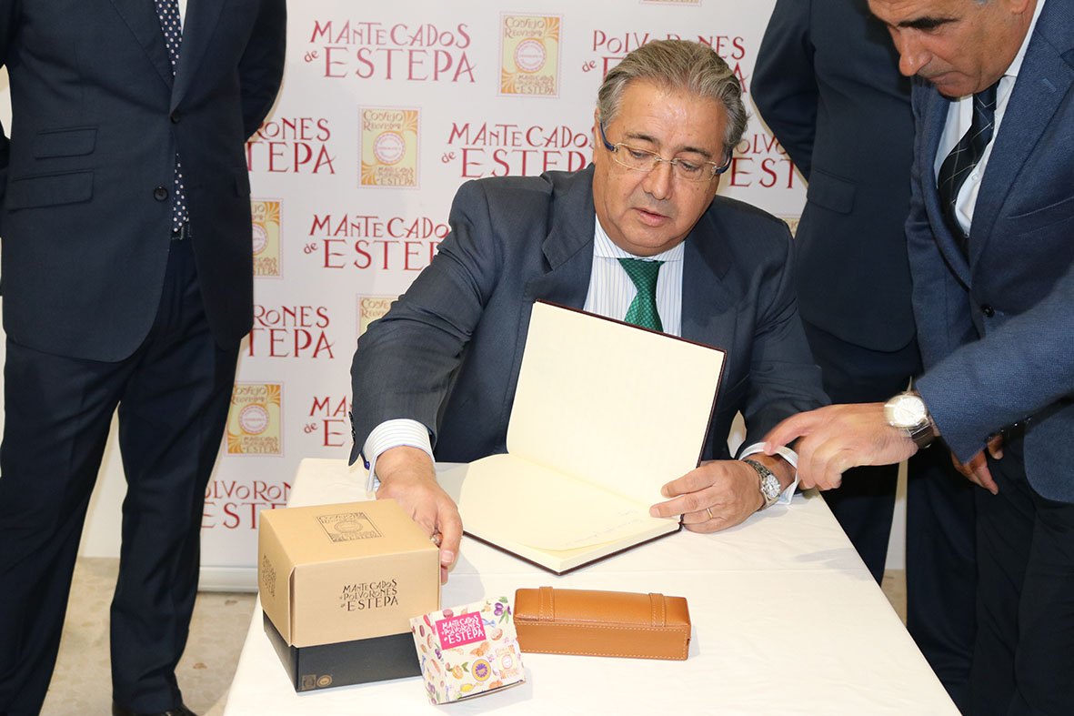 [:es]Zoido destaca la potencialidad de la industria del mantecado estepeño[:]