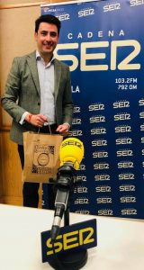José María Fernández en Radio Sevilla para grabar una entrevista en el programa Surco y Marea