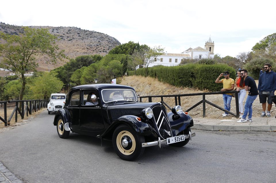 Mantecados y Polvorones de Estepa junto a vehículos clásicos de más de 25 años