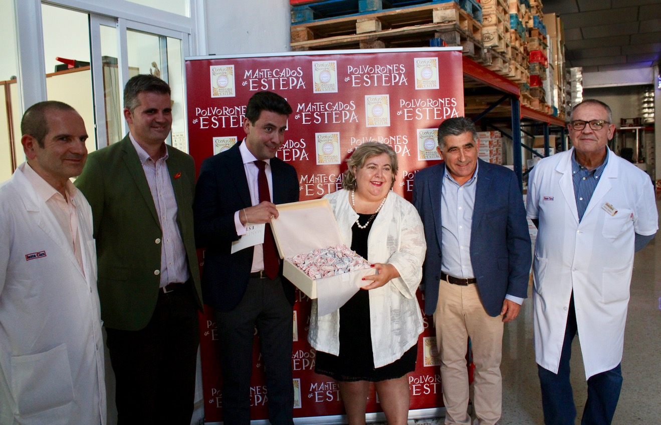 La eurodiputada Clara Aguilera visita la fábrica de mantecados Santa Clara