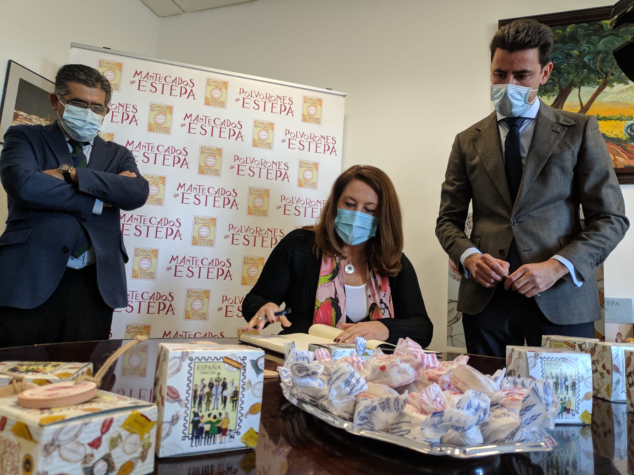 [:es]Carmen Crespo, consejera de Agricultura, apoya nuestros Mantecados y Polvorones de Estepa[:]