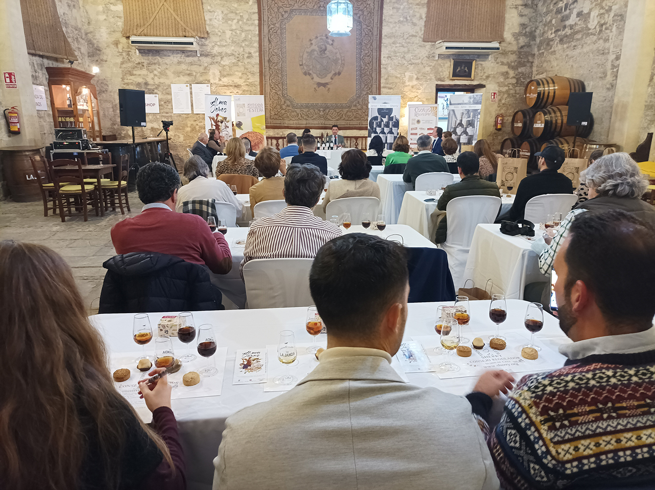 [:es]La Sherry Week acogió la cata-maridaje entre los mantecados y polvorones de Estepa y los vinos de Jerez[:]