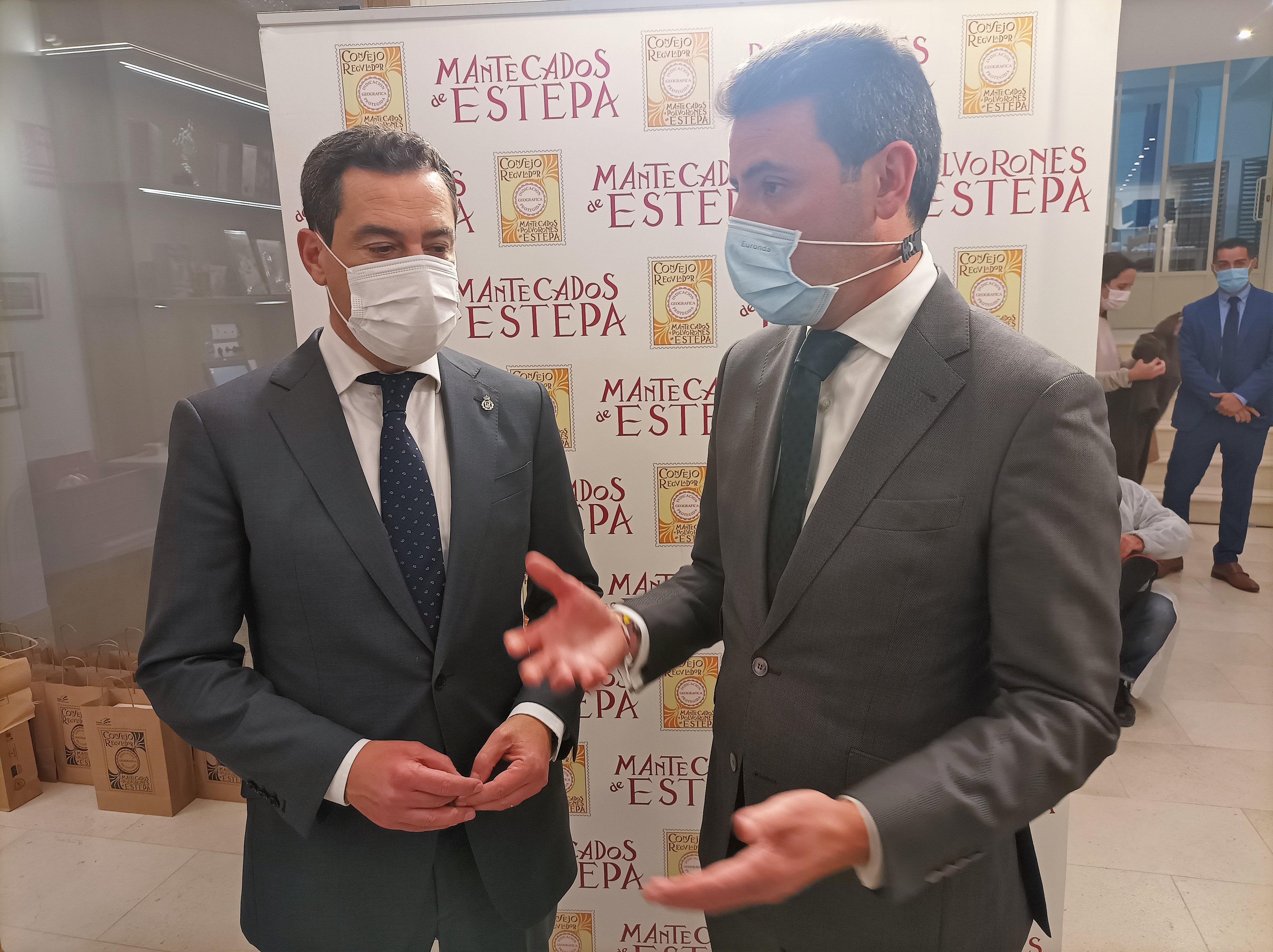 [:es]El presidente de la Junta se reúne con el sector del mantecado de Estepa[:]