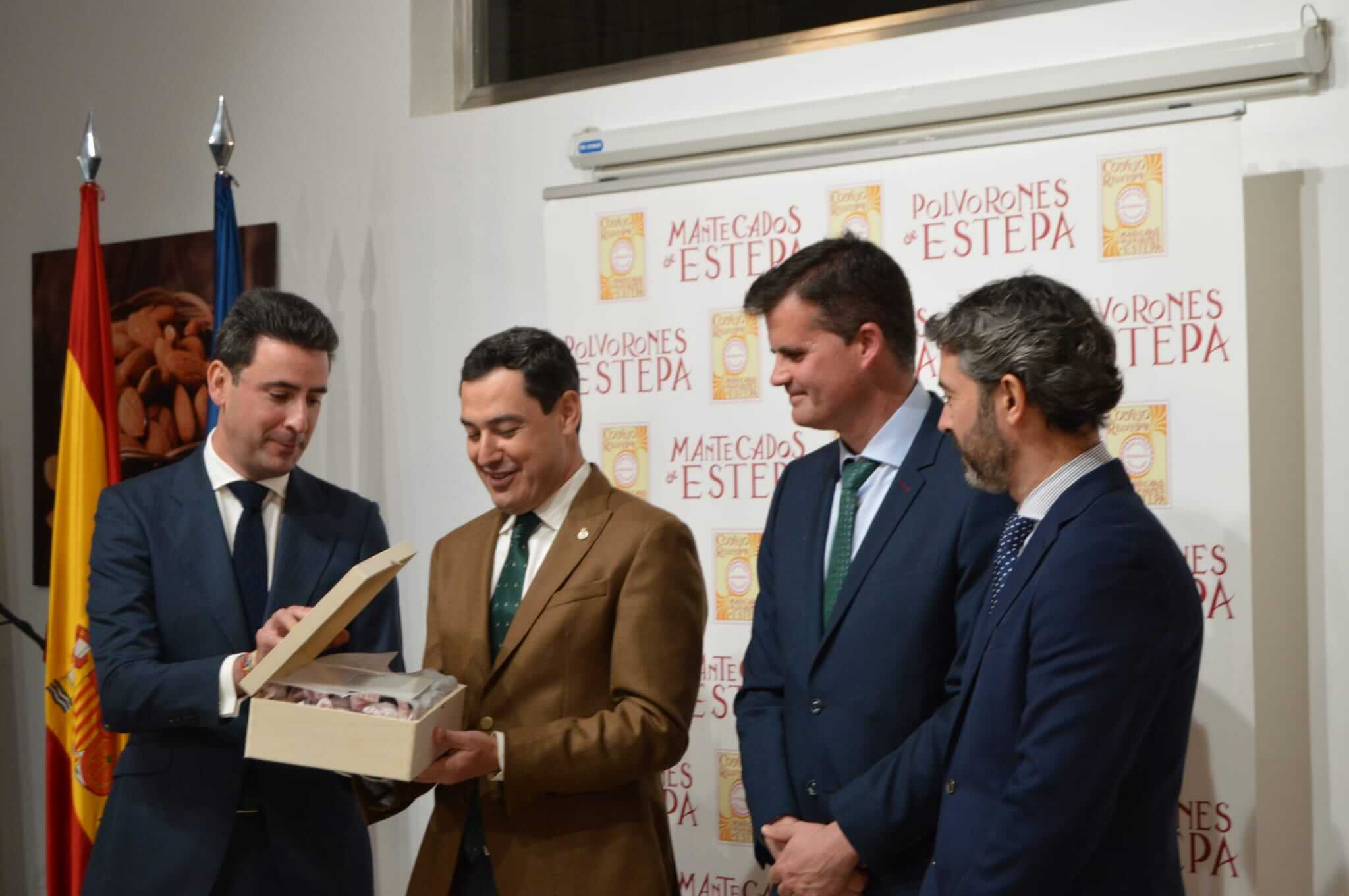 [:es]El presidente andaluz anima a consumir mantecados de Estepa a las puertas de otra Navidad[:]