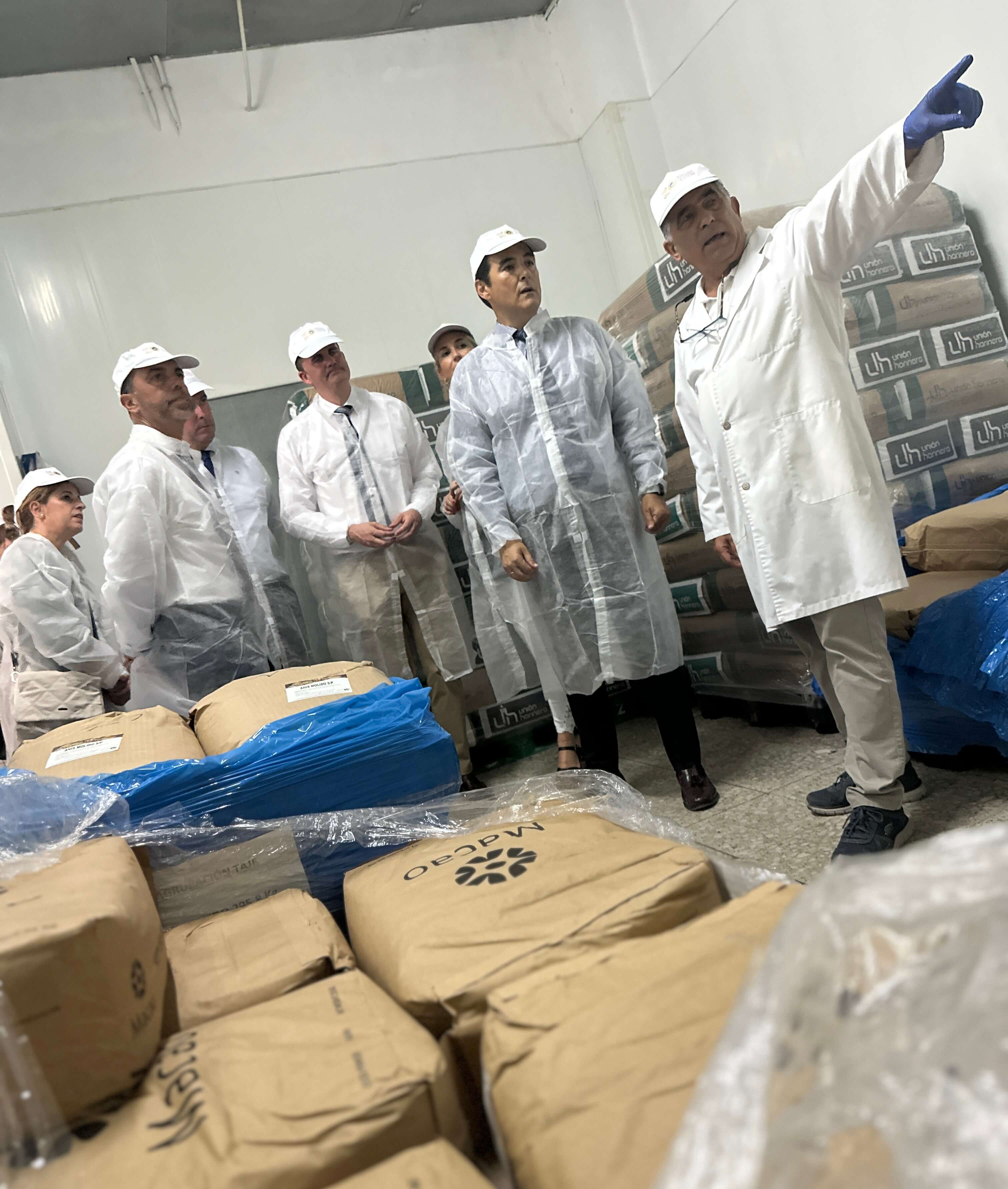 El consejero de Justicia visita Estepa coincidiendo con el arranque de la campaña de mantecados