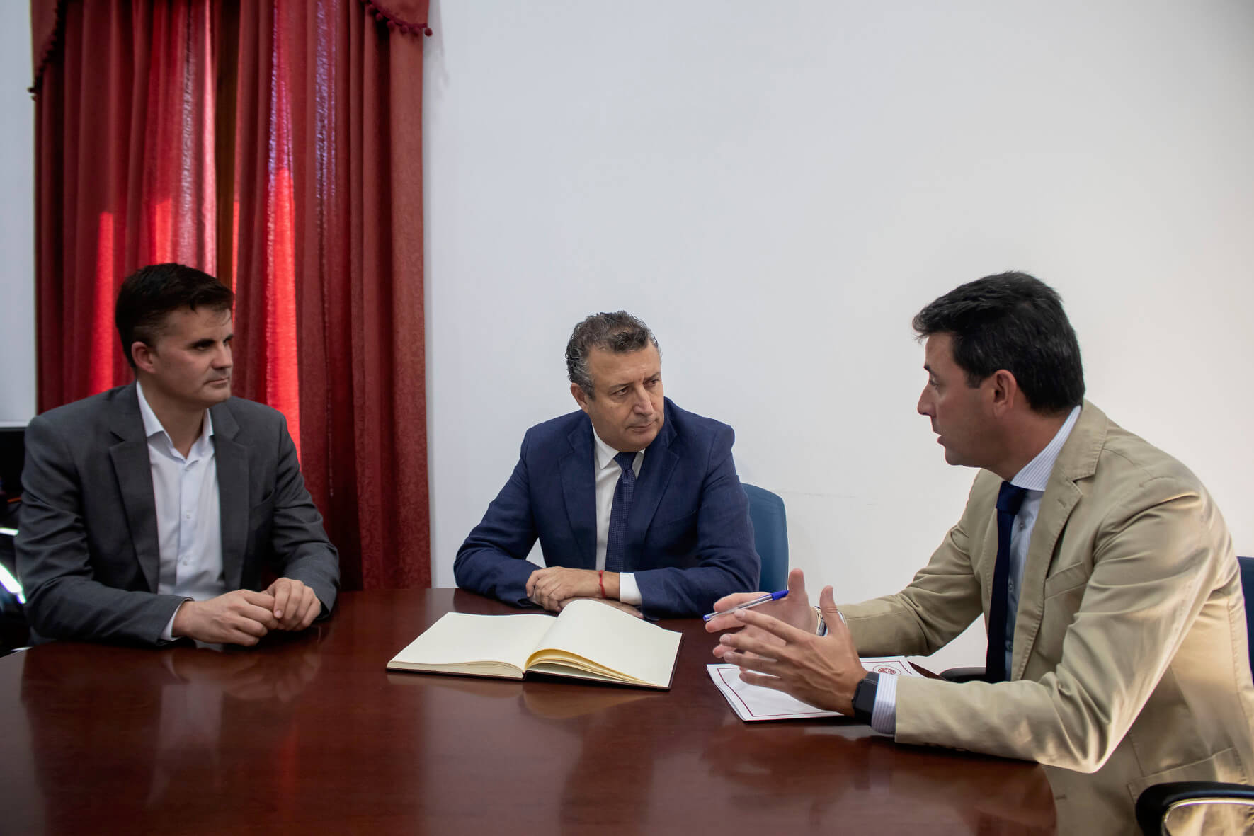 El presidente de la Diputación de Sevilla refuerza su apoyo al sector del mantecado de Estepa