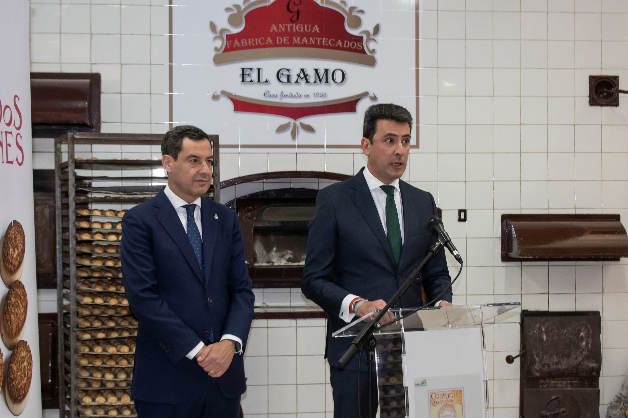 El presidente de la Junta, Juanma Moreno, refuerza el apoyo del gobierno andaluz al mantecado de Estepa