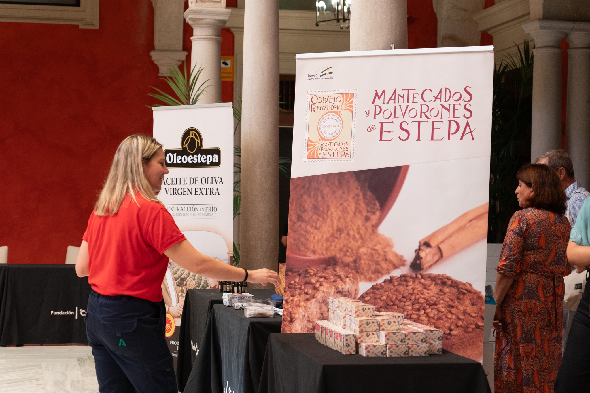 500 estuches de mantecados de Estepa endulzan la Maratón de Donantes de Sevilla