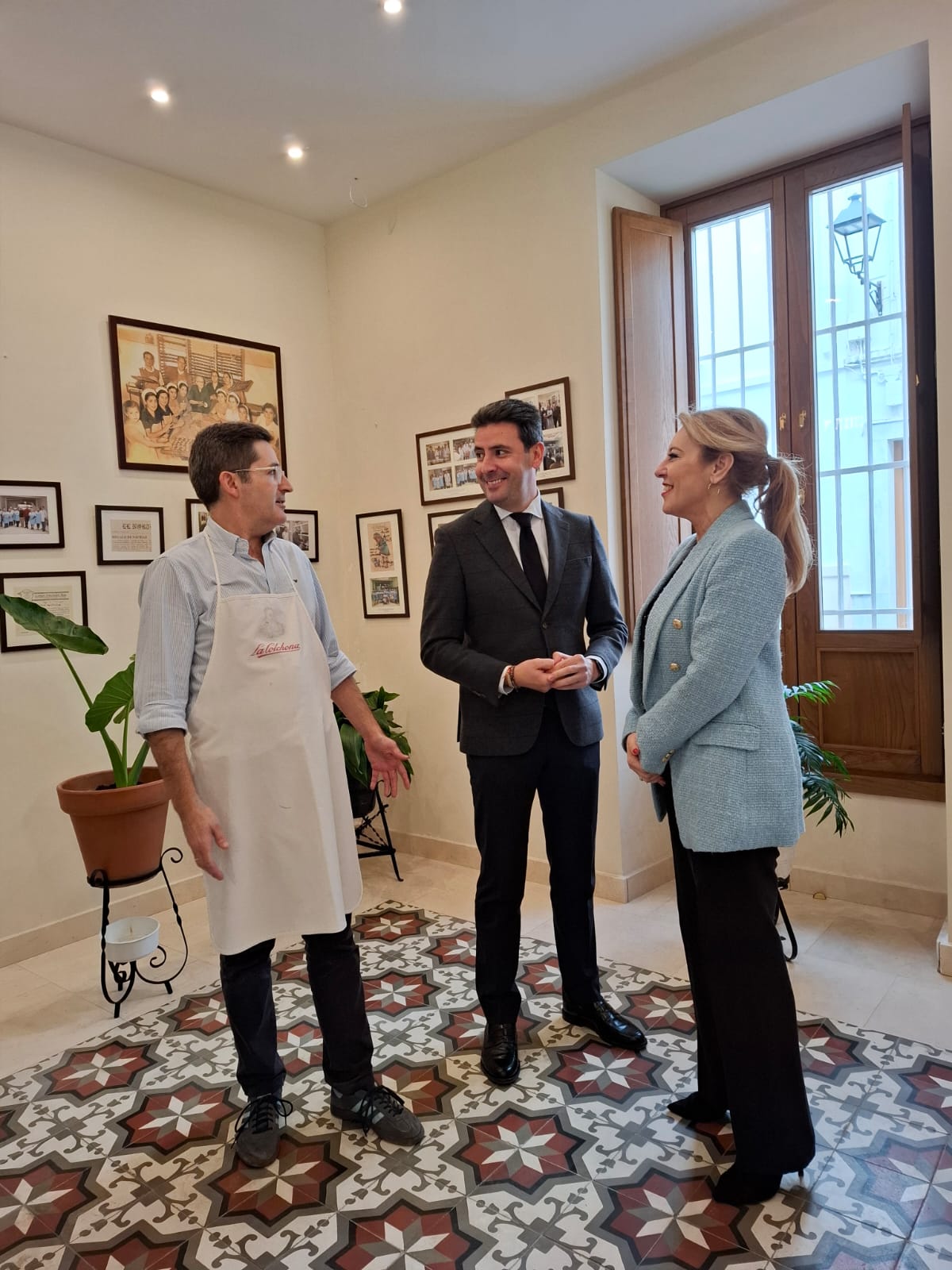 La consejera de Economía Carolina España visita la fábrica de mantecados La Colchona