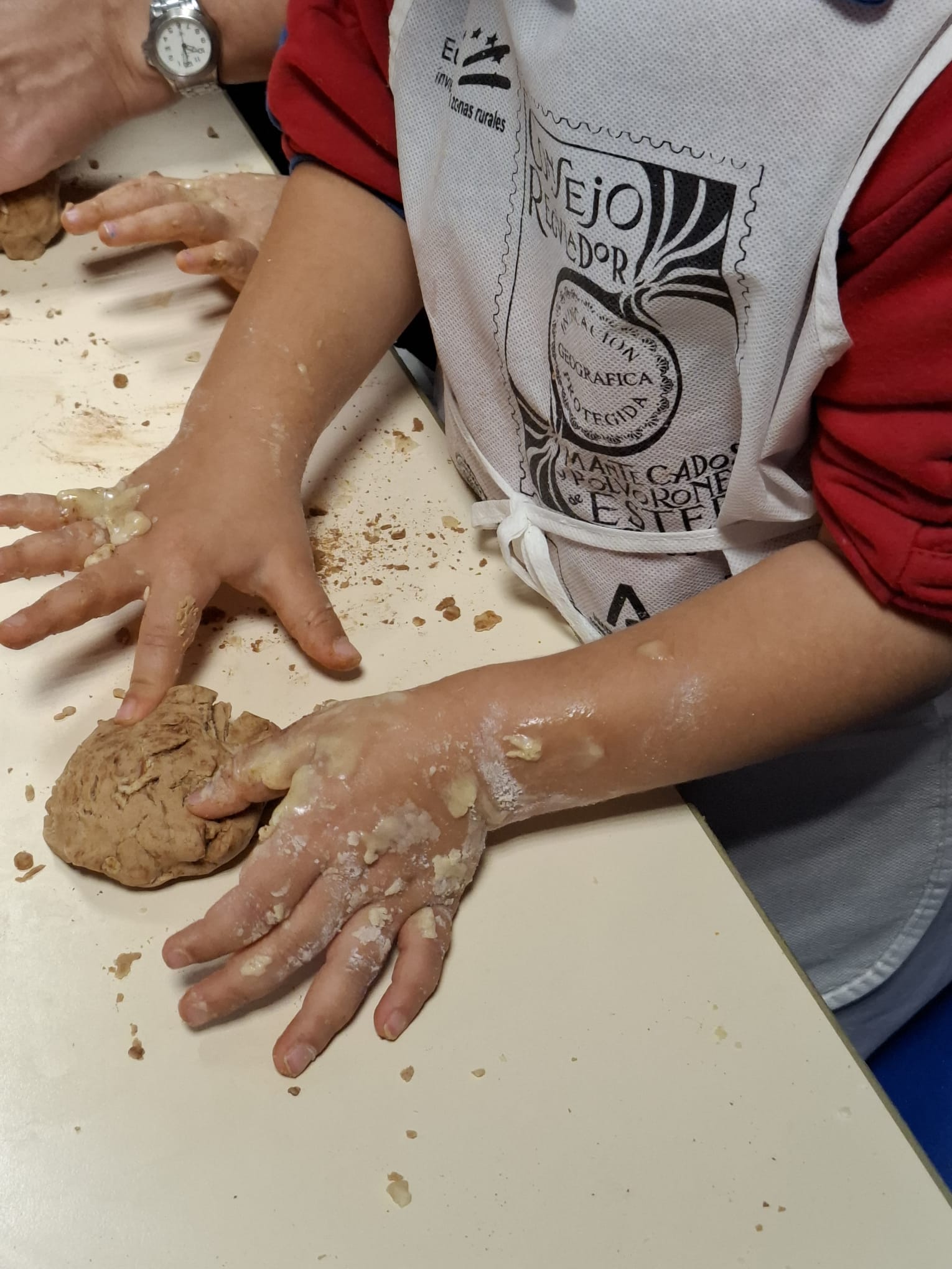 300 escolares de los Padres Blancos de Sevilla elaboran su primer mantecado
