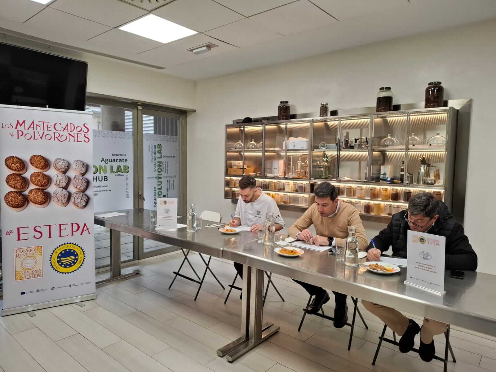 13 alumnos de la Escuela de Hostelería participan con sus elaboraciones en el V Concurso de Mantecados y Polvorones de Estepa